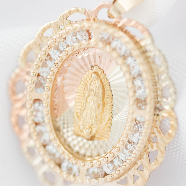 Medalla calada motivo Virgen de Guadalupe con sintéticos en oro amarillo 14 kilates.