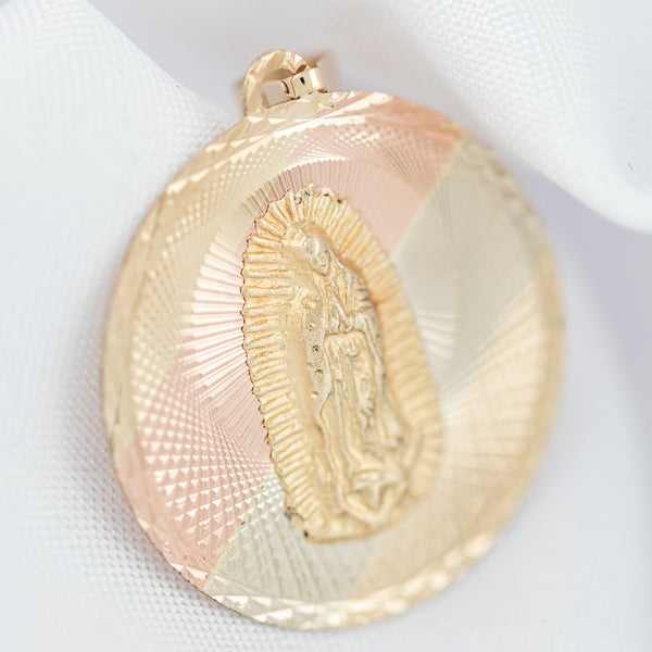 Medalla facetada motivo Virgen de Guadalupe en oro amarillo 14 kilaltes.