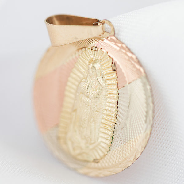 Medalla facetada motivo Virgen de Guadalupe en oro amarillo 14 kilates.