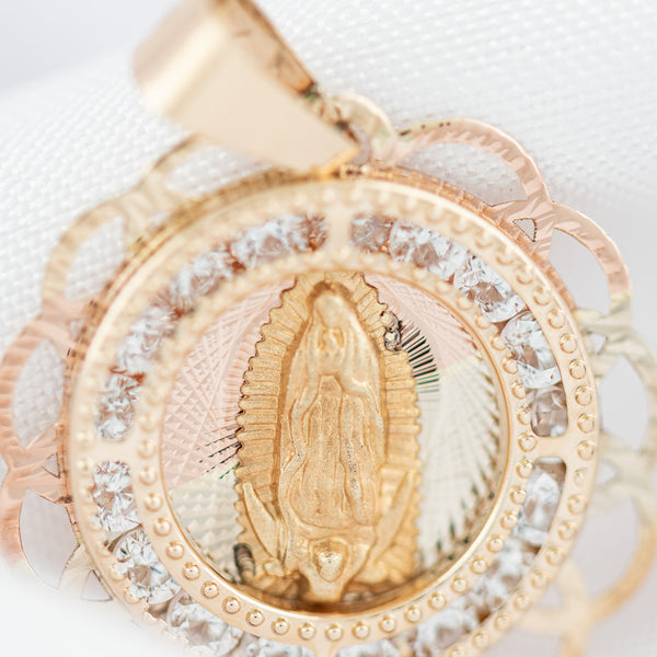 Medalla calada motivo Virgen de Guadalupe con sintéticos en oro amarillo 14 kilates.