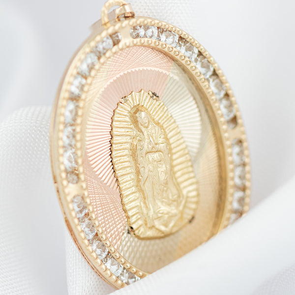 Medalla diseño especial con sintéticos motivo Virgen de Guadalupe en oro amarillo 14 kilates.