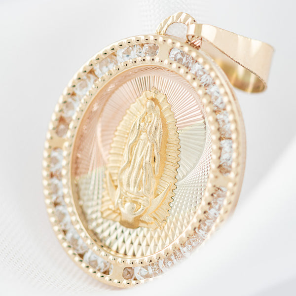 Medalla diseño especial con sintéticos motivo Virgen de Guadalupe en oro amarillo 14 kilates.