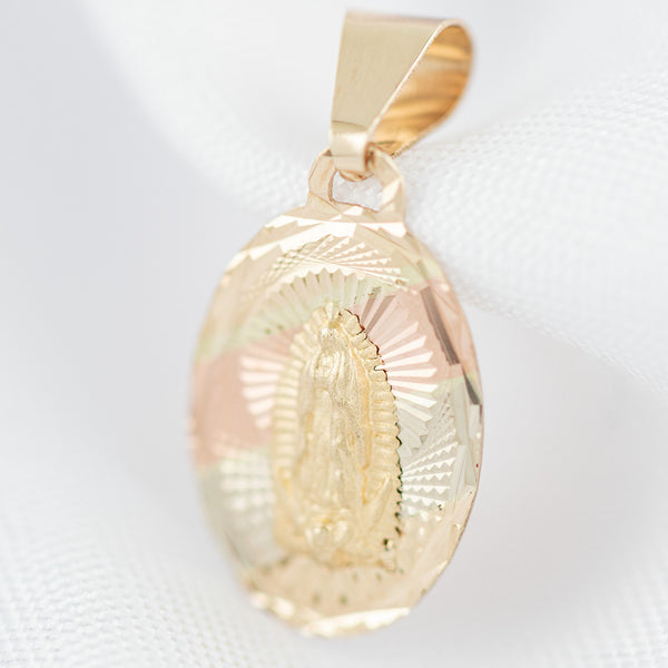 Medalla facetada motivo Virgen de Guadalupe en oro amarillo 14 kilates.