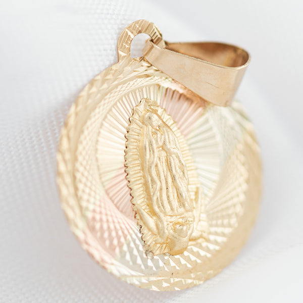 Medalla facetada motivo Virgen de Guadalupe en oro amarillo 14 kilates.