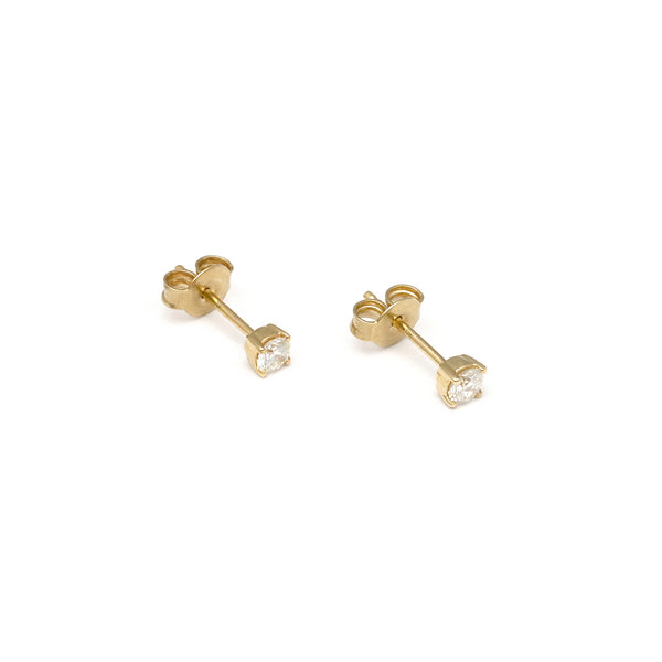 Aretes diseño especial con diamantes en oro amarillo 18 kilates.