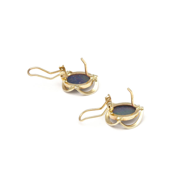 Aretes calados con ópalo en oro amarillo 14 kilates.