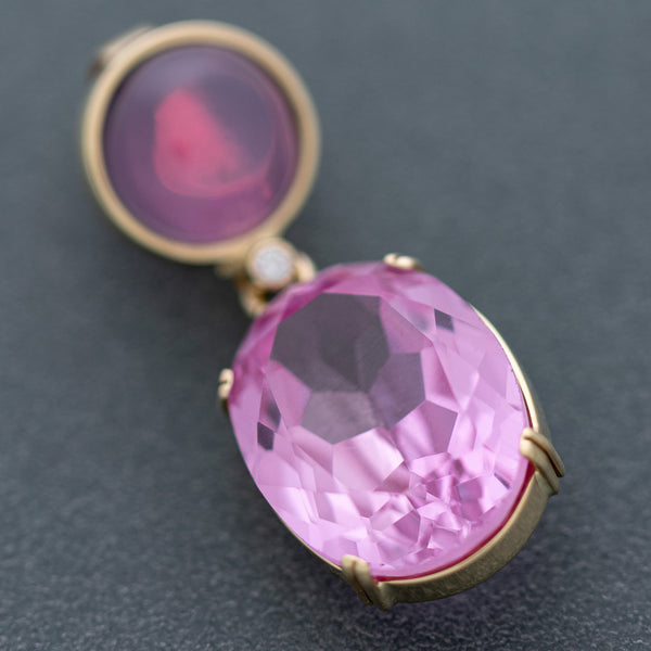 Juego de dije y aretes diseño especial con diamantes, rosa de Francia y rosa estrella en oro amarillo 14 kilates.