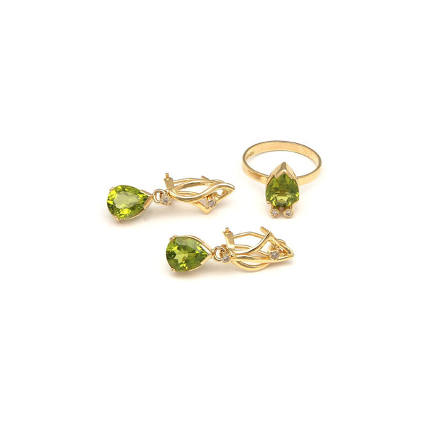 Juego de anillo y aretes diseño especial con diamantes y peridotos en oro amarillo 14 kilates.