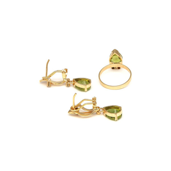 Juego de anillo y aretes diseño especial con diamantes y peridotos en oro amarillo 14 kilates.