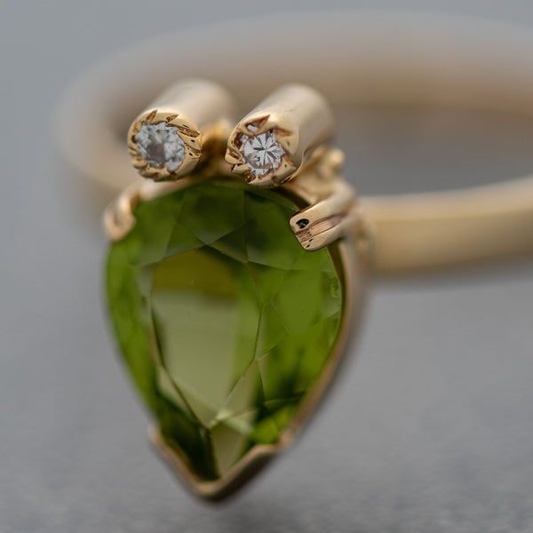 Juego de anillo y aretes diseño especial con diamantes y peridotos en oro amarillo 14 kilates.