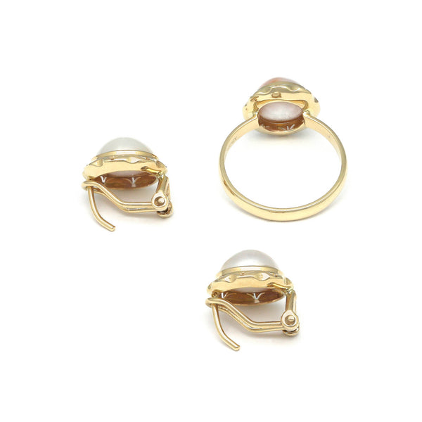 Juego de anillo y aretes calados con medias perlas en oro amarillo 14 kilates.