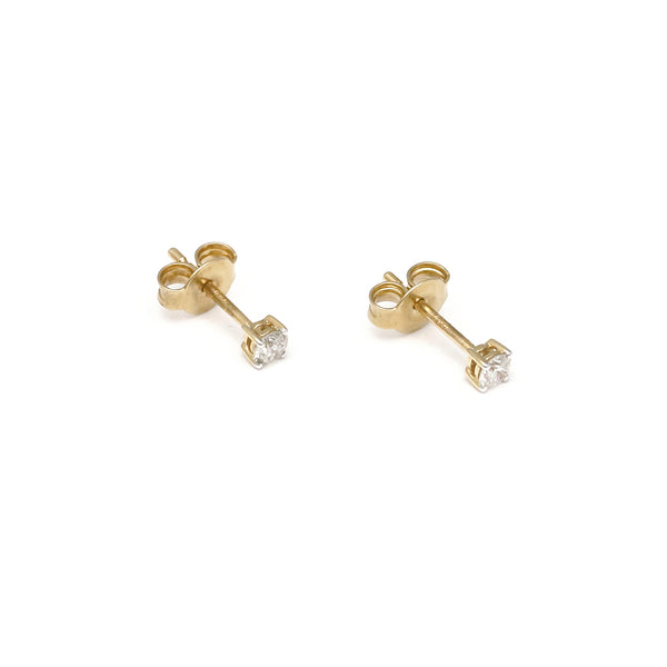 Aretes diseño especial con diamantes en oro amarillo 18 kilates.