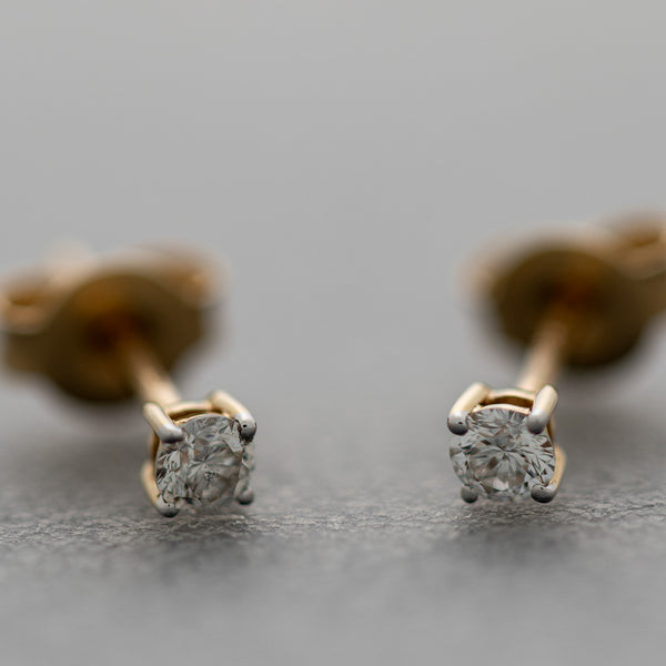 Aretes diseño especial con diamantes en oro amarillo 18 kilates.