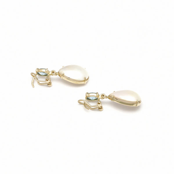 Aretes diseño especial con perlas y topacios en oro amarillo 14 kilates.