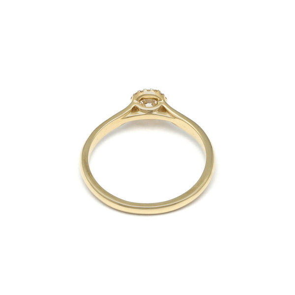 Anillo de compromiso con diamantes en oro amarillo 18 kilates.