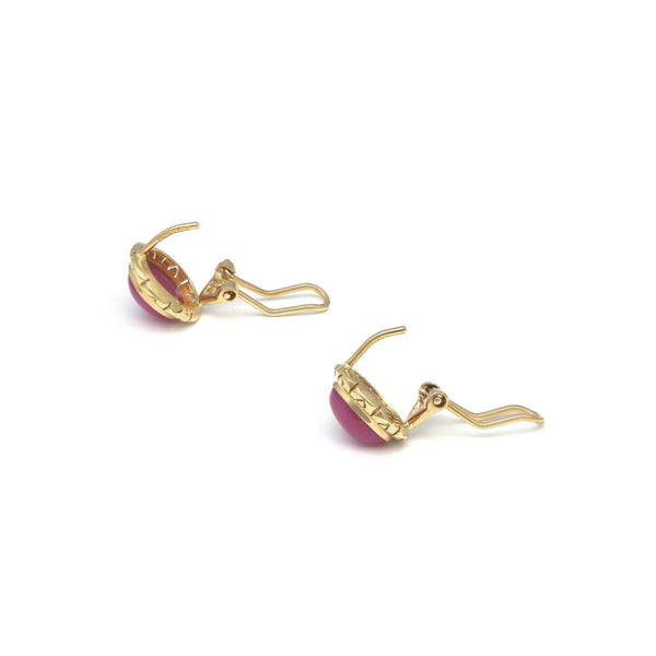 Aretes calados con rubí estrella en oro amarillo 14 kilates.