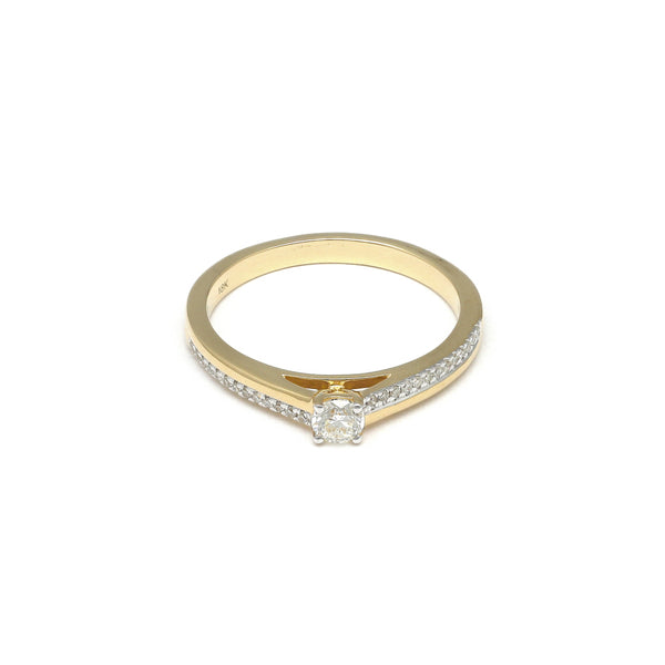 Anillo de compromiso con diamantes en oro amarillo 18 kilates.