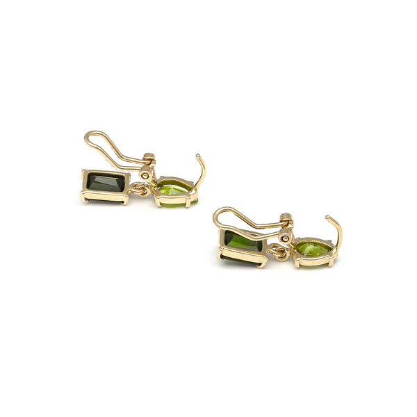 Juego de aretes y dije diseño especial con peridotos y turmalinas en oro amarillo 14 kilates.