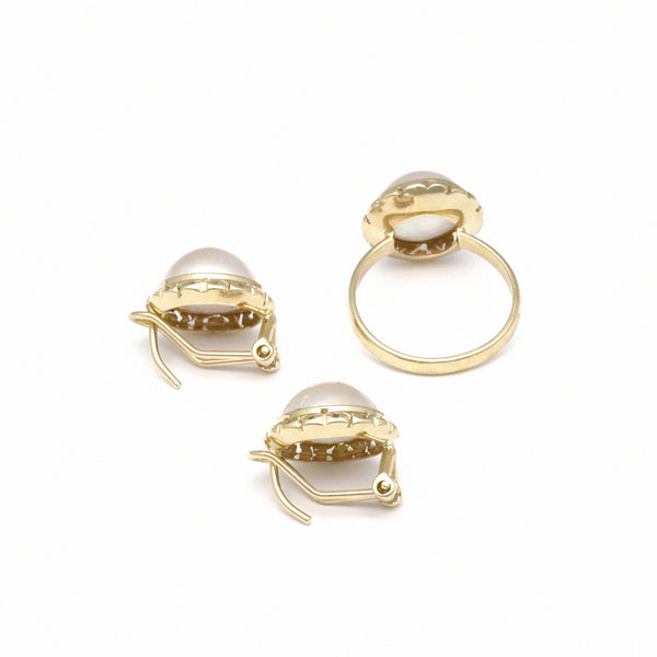 Anillo y aretes calados con medias perlas en oro amarillo 14 kilates.