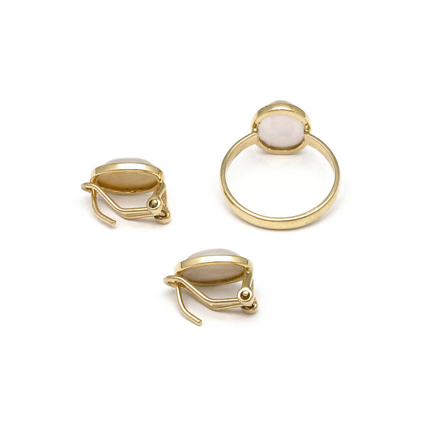 Juego de anillo y aretes diseño especial con media perla en oro amarillo 14 kilates.