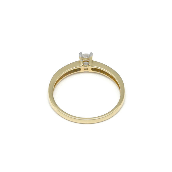 Anillo de compromiso con diamantes en oro amarillo 18 kilates.