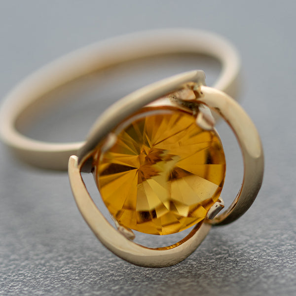 Juego de anillo y aretes diseño especial con citrino en oro amarillo 14 kilates.