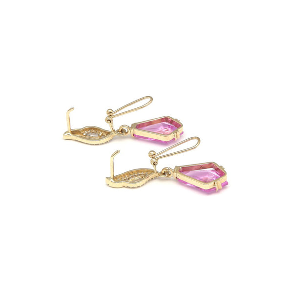 Aretes diseño especial con rosa de Francia y sintéticos en oro amarillo 14 kilates.