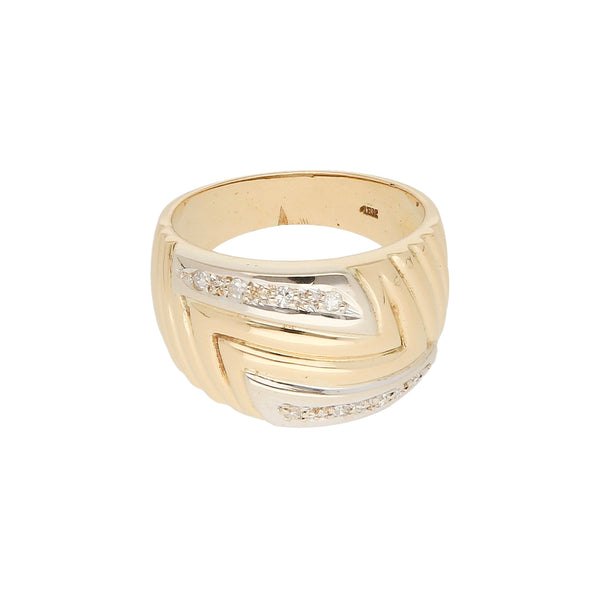 Anillo estilizado con diamantes en oro amarillo 18 kilates.