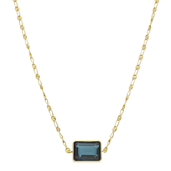 Collar eslabón combinado con aplicación y sintético en oro amarillo 18 kilates.