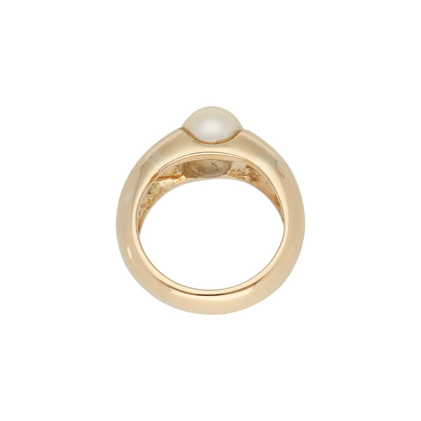 Anillo liso con perla en oro amarillo 18 kilates.