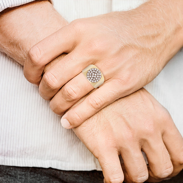 Anillo tipo sello con diamantes en oro dos tonos 18 kilates.