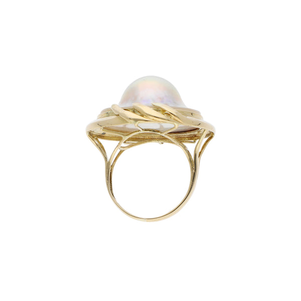 Anillo diseño especial con madre perla en oro amarillo 14 kilates.