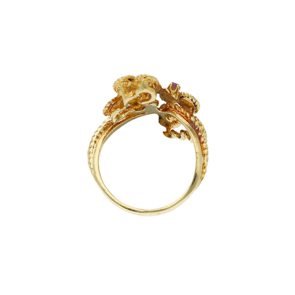 Anillo diseño especial con sintéticos y esmalte en oro amarillo 18 kilates.