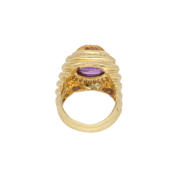 Anillo diseño especial con diamantes y sintéticos en oro amarillo 18 kilates.