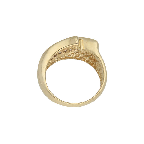 Anillo diseño especial con diamantes en oro amarillo 14 kilates.