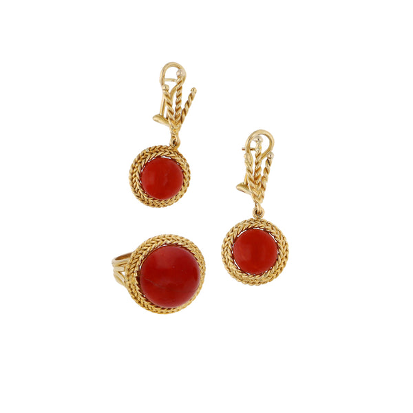 Juego de anillo y aretes diseño especial con coral en oro amarillo 18 kilates.