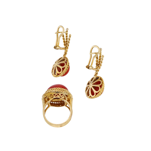 Juego de anillo y aretes diseño especial con coral en oro amarillo 18 kilates.