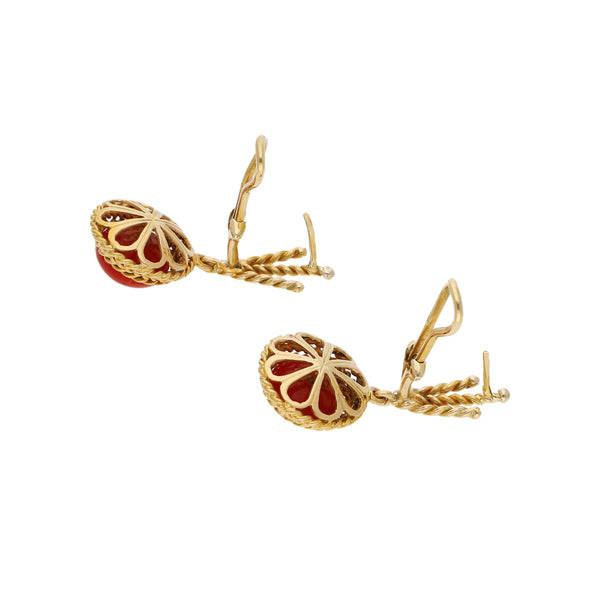 Juego de anillo y aretes diseño especial con coral en oro amarillo 18 kilates.