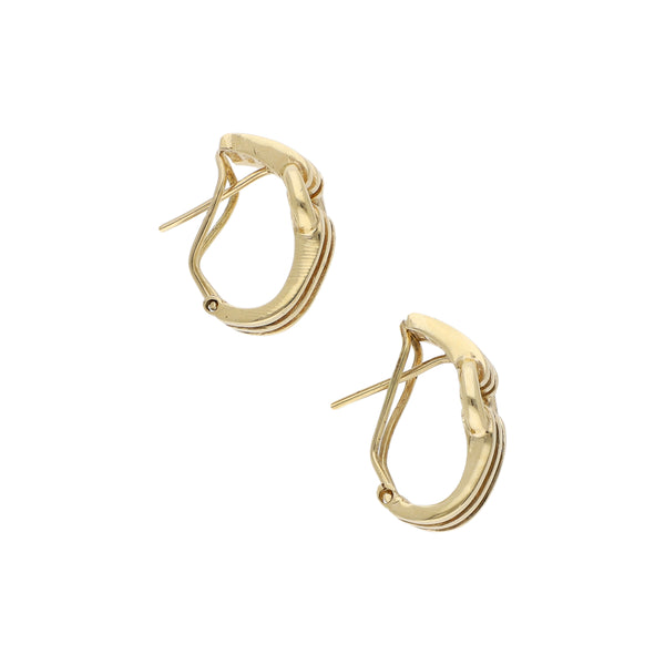 Aretes diseño especial en oro amarillo 14 kilates.