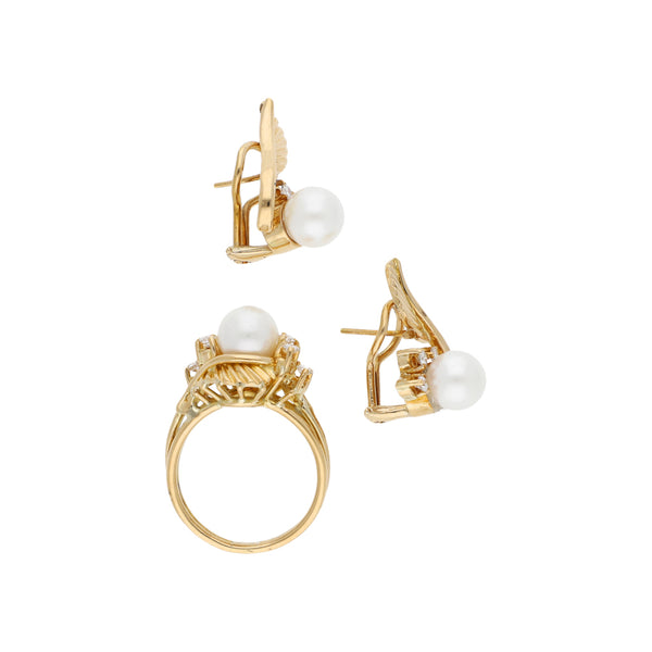 Juego de anillo y aretes diseño especial con diamantes y perlas en oro amarillo 18 kilates.