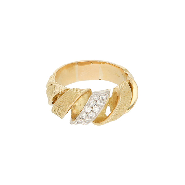 Anillo calado con diamantes en oro amarillo 18 kilates.