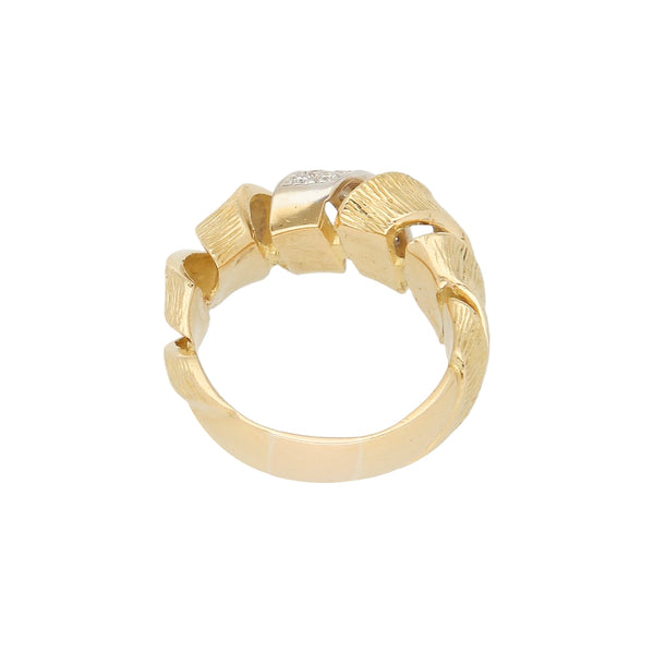 Anillo calado con diamantes en oro amarillo 18 kilates.