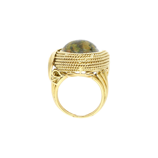 Anillo diseño especial con sintético en oro amarillo 18 kilates.