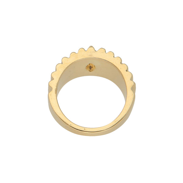 Anillo acanalado con diamante en oro amarillo 18 kilates.