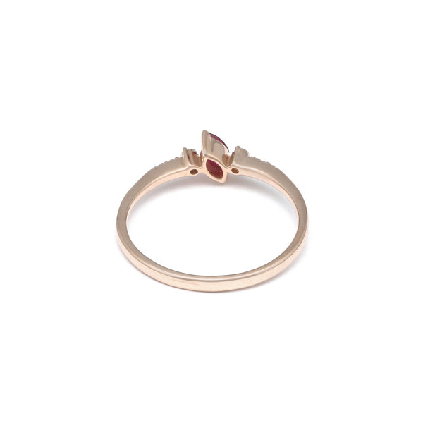 Anillo diseño especial con diamantes y rubí en oro rosa 14 kilates.