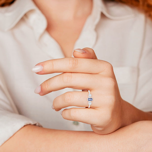 Anillo diseño especial con diamantes y zafiro en oro blanco 14 kilates.