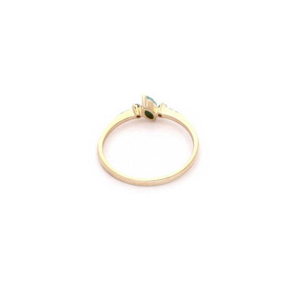 Anillo diseño especial con diamantes y esmeralda en oro amarillo 14 kilates.