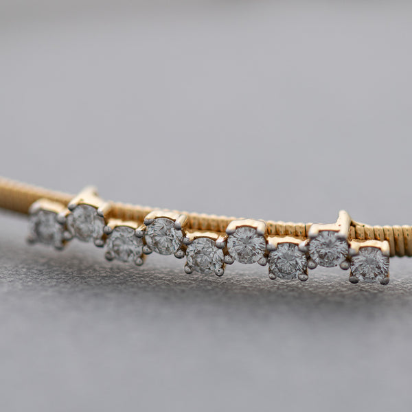 Pulsera de arillo diseño especial con aplicaciones de diamantes en oro amarillo 18 kilates.