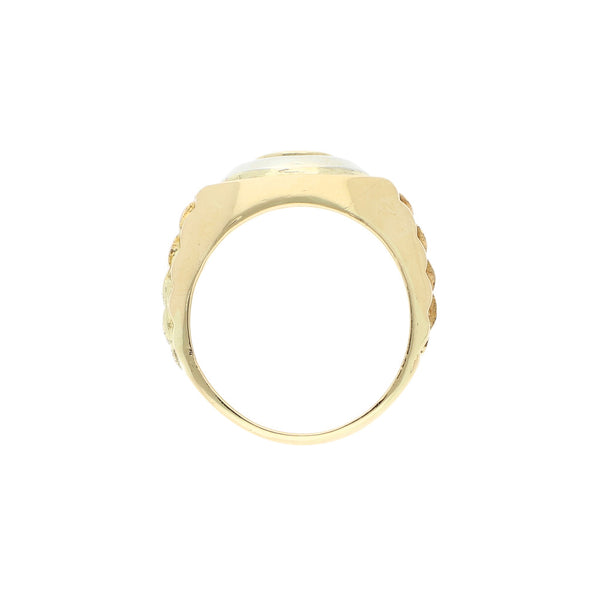 Anillo tipo sello con diamantes en oro amarillo 16 kilates.