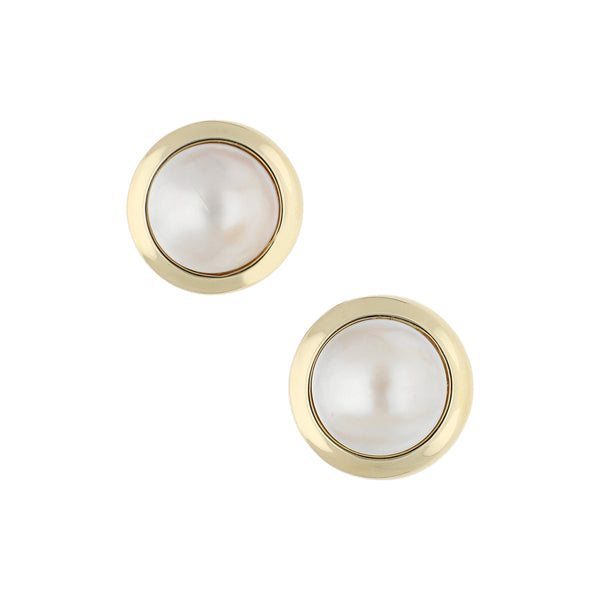 Aretes lisos con media perla en oro amarillo 14 kilates.